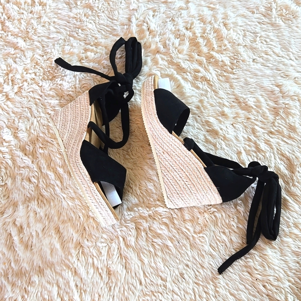 Black Strap Leg Wedge Sandals.    ✨️NEW  ✨️ ⭐️ Size 42.  ⭐️✨️